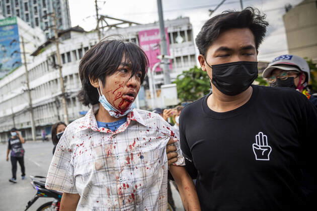 Bilder des Jahres 2021, News 08 August News Themen der Woche KW33 News Bilder des Tages August 22, 2021, Bangkok, Bangkok, Thailand: A 15 year old boy is led away to be taken to hospital after being hit in the face with a rubber bullet. For the 8th consecutive night Bangkok s Din Daeng district has been the scene of intense clashes. Informally aligned with the pro democracy protest movement that started in July 2020 vocational student groups have increasingly agitated confrontations with police, frustrated with the dire impact the third wave of Covid -19 has had on Thailand and the governmentÃ¢â‚¬â ¢s perceived incompetence in handling the crisis these youth see no other option than to resort to violence against the state. Bangkok Thailand - ZUMAt128 20210822_zap_t128_003 Copyright: xAdryelxTalamantesx