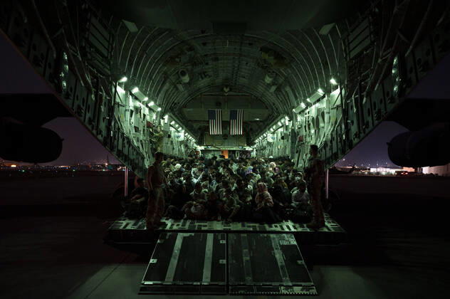 August 21, 2021 - Kabul, Afghanistan - A aircrew, assigned to the 816th Expeditionary Airlift Squadron, assists qualified evacuees aboard a C-17 Globemaster III aircraft in support of the Afghanistan evacuation at Hamid Karzai International Airport, Afghanistan, Aug. 21, 2021. The Department of Defense is committed to supporting the U.S. State Department in the departure of U.S. and allied civilian personnel from Afghanistan and to evacuate Afghan allies to safety. ( Senior Airman Taylor Crul) Kabul Afghanistan - ZUMAz03_ 20210821_szp_z03_929 Copyright: xU.S.xAirxForcex