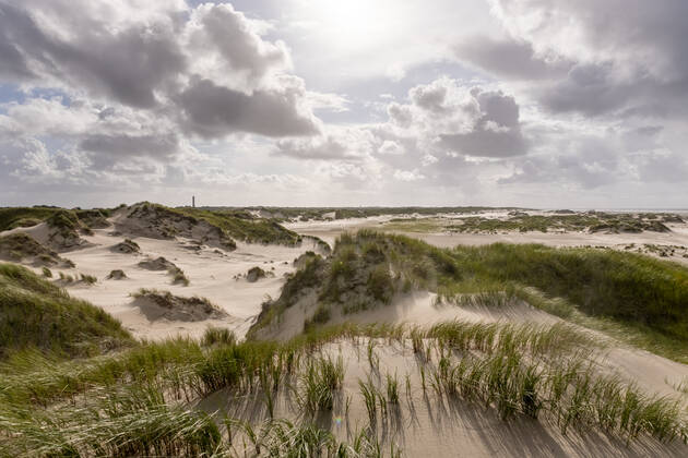 Norderney. 16 AUG 2021. Wolken über der Dünenlandschaft am Ostheller von Norderney. OSTFRIESLAND. Ostfriesische Inseln. Copyright: JanisMEYER Priller&MAUG JMY9F0373X