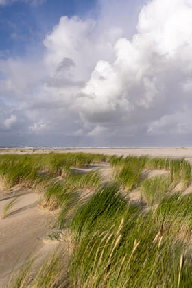 Norderney. 16 AUG 2021. Wolken über der Dünenlandschaft am Ostheller von Norderney. OSTFRIESLAND. Ostfriesische Inseln. Copyright: JanisMEYER Priller&MAUG JMY9F0524X