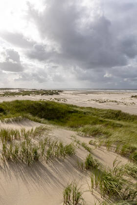 Norderney. 16 AUG 2021. Wolken über der Dünenlandschaft am Ostheller von Norderney. OSTFRIESLAND. Ostfriesische Inseln. Copyright: JanisMEYER Priller&MAUG JMY9F0382X