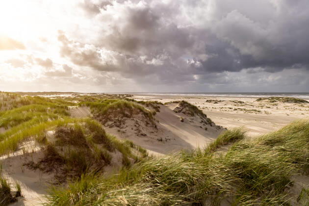 Norderney. 16 AUG 2021. Wolken über der Dünenlandschaft am Ostheller von Norderney. OSTFRIESLAND. Ostfriesische Inseln. Copyright: JanisMEYER Priller&MAUG JMY9F0319X
