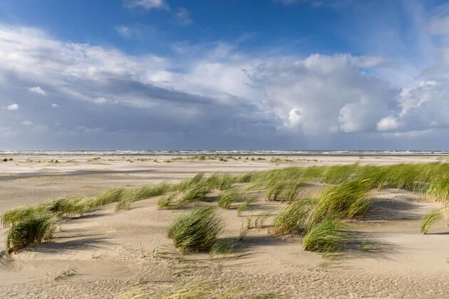 Norderney. 16 AUG 2021. Wolken über der Dünenlandschaft am Ostheller von Norderney. OSTFRIESLAND. Ostfriesische Inseln. Copyright: JanisMEYER Priller&MAUG JMY9F0527X