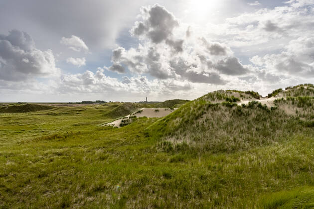Norderney. 16 AUG 2021. Wolken über der Dünenlandschaft am Ostheller von Norderney. OSTFRIESLAND. Ostfriesische Inseln. Copyright: JanisMEYER Priller&MAUG JMY9F0280X