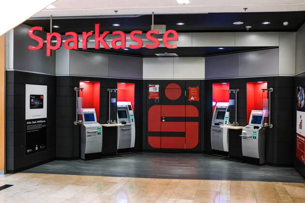 Düsseldorf 23.08.2021 Stadtsparkasse Sparkasse SB-Filiale Kontoauszugsdrucker Bankterminal Bargeldautomat Düsseldorf Nordrhein-Westfalen Deutschland