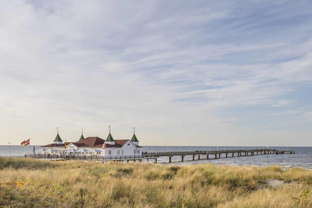Germany, Mecklenburg-Western Pomerania, Heringsdorf, Sky over Ahlbeck Pier KEBF02005