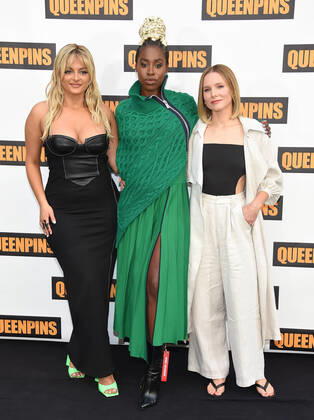 Bilder des Jahres 2021, Entertainment 08 August Entertainment Themen der Woche KW34 August 25, 2021, Beverly Hills, California, USA: Bebe Rexha, Kirby Howell-Baptiste and Kristen Bell posing at the à Queenpins photo call at the Four Season Los Angeles at Beverly Hills. Beverly Hills USA - ZUMAo05_ 20210825_zaf_o05_001 Copyright: xLisaxO Connorx