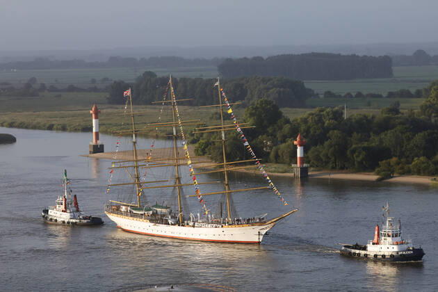 Bilder des Jahres 2021, News 08 August News Themen der Woche KW34 News Bilder des Tages Dreimaster SCHULSCHIFF DEUTSCHLAND wird von zwei Schleppern auf der Weser von Bremen nach Bremerhaven geschleppt, wo das letzte deutsche Vollschiff im Neuen Hafen der Havenwelten als Museumsschiff liegen wird. Copyright: xCarlxGrollx