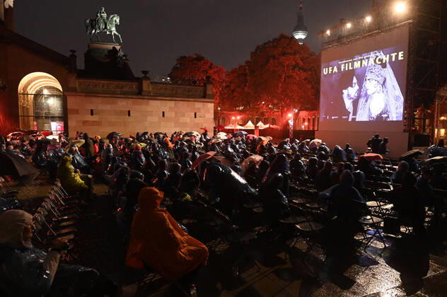 Bilder des Jahres 2021, Entertainment 08 August Entertainment Themen der Woche KW34 Eröffnungsabend der UFA Filmnächte mit dem Screening des Ernst Lubitsch Films Carmen auf dem Kolonnadenhof der Museumsinsel. Berlin, 25.08.2021