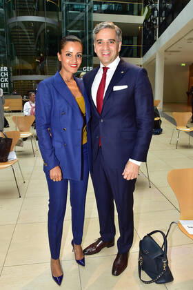 Gustav Heinemann Bürgerpreis 2021 Sawsan Chebli, SPD mit Ehemann Nizar Maarouf Verleihung des Gustav-Heinemann Bürgerpreises im Atrium des Willy-Brandt-Haus in Berlin am 26.08.2021
