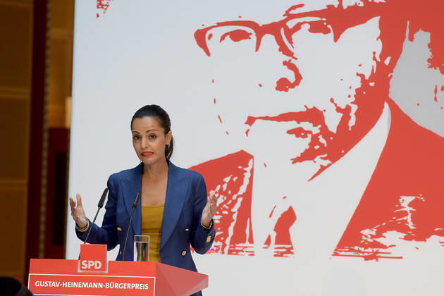 Gustav Heinemann Bürgerpreis 2021 Sawsan Mohammed Chebli hällt ihre Rede Verleihung des Gustav-Heinemann Bürgerpreises im Atrium des Willy-Brandt-Haus in Berlin am 26.08.2021