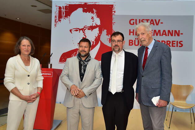 Gustav Heinemann Bürgerpreis 2021 Christina Rau, Henning Scherf, Ender Cetin, (Imam), Elias Dray, Henning Scherf Verleihung des Gustav-Heinemann Bürgerpreises im Atrium des Willy-Brandt-Haus in Berlin am 26.08.2021