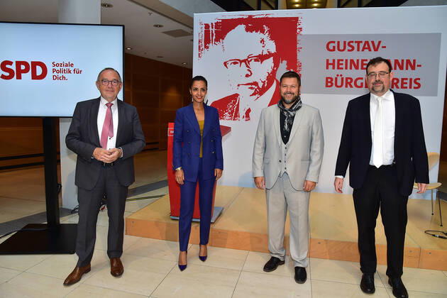 Bilder des Jahres 2021, News 08 August News Themen der Woche KW34 News Bilder des Tages Gustav Heinemann Bürgerpreis 2021 Norbert-Walter Borjans, Sawsan Mohammed Chebli, Ender Cetin, (Imam), Elias Dray Verleihung des Gustav-Heinemann Bürgerpreises im Atrium des Willy-Brandt-Haus in Berlin am 26.08.2021