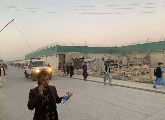 Bilder des Jahres 2021, News 08 August News Themen der Woche KW34 (210827) -- KABUL, Aug. 27, 2021 () -- People run away from the explosion site near the Kabul airport in Afghanistan, Aug. 26, 2021. The death toll from the Kabul airport attacks on Thursday has reportedly risen to at least 103. (Str ) AFGHANISTAN-KABUL-AIRPORT ATTACK-CASUALTIES xinhua 