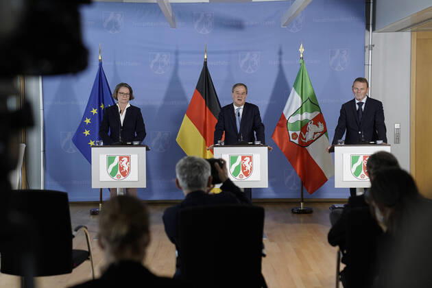 Bilder des Jahres 2021, News 08 August News Themen der Woche KW34 Staatskanzlei-NRW Pressekonferenz zum Wiederaufbau nach der Flutkatastrophe Aktuell, 27.08.2021, Duesseldorf, Armin Laschet Ministerpraesident von Nordrhein-Westfalen, CDU-Vorsitzender und Kanzlerkandidat gemeinsam mit Ina Scharrenbach Ministerin fuer Heimat, Kommunales, Bauen und Gleichstellung sowie Fritz Jaeckel Hauptgeschaeftsfuehrer der IHK in Muenster in der Pressekonferenz zum Thema Wiederaufbau nach der Flutkatastrophe in Nordrhein-Westfalen in der Staatskanzlei in Duesseldorf Duesseldorf Nordrhein-Westfalen Deutschland