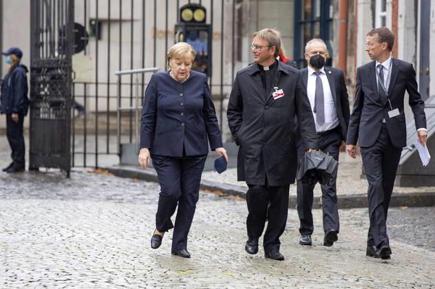 Bilder des Jahres 2021, News 08 August News Themen der Woche KW34 News Bilder des Tages Angela Merkel und Karl Jüsten beim ökumenischen Gottesdienst für die Opfer der Flutkatastrophe im Hohen Dom zu Aachen. Aachen, 28.08.2021