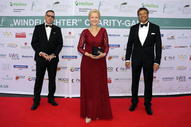 Bilder des Jahres 2021, Entertainment 08 August Entertainment Themen der Woche KW34 Thomas Knüppel, Manuela Schwesig und Matthias Birth bei der 4. Windflüchter Charity Gala zu Gunsten der Stiftung Betroffen˜ im Störtebeker Brauquartier. Stralsund, 28.08.2021