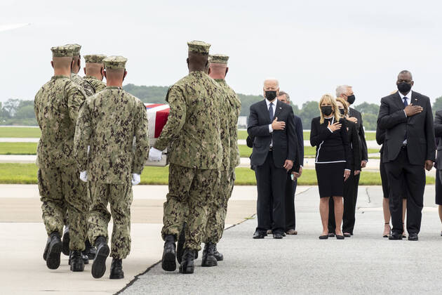 Bilder des Jahres 2021, News 08 August News Themen der Woche KW34 News Bilder des Tages STYLELOCATIONU.S President Joe Biden, First Lady Jill Biden and Defense Secretary Lloyd Austin III salute during the transfers of the remains of Navy Corpsman Maxton W. Soviak at Dover Air Force Base August 29, 2021 in Dover, Delaware. The remains of 11 Marines, a Navy medic and an Army staff sergeant, killed in Afghanistan were airlifted home. Dover United States of America - ZUMAp138 20210829_zaa_p138_013 Copyright: xJasonxMinto U.S.xAirx