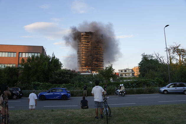 Bilder des Jahres 2021, News 08 August News Themen der Woche KW34 News Bilder des Tages (210829) -- MILAN (ITALY), Aug. 29, 2021 () -- People watch a building ravaged by a fire in Milan, Italy, on Aug. 29, 2021. A fire broke out at the multi-storey building here on Sunday, local media reported. () ITALY-MILAN-BUILDING-FIRE Xinhua 