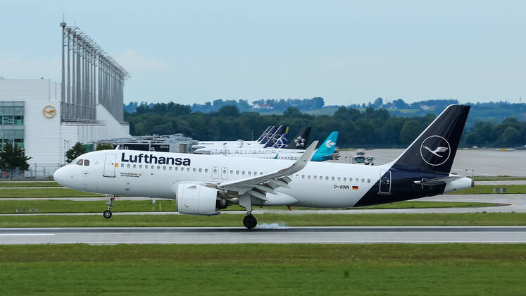 Ein Airbus A320-271N, A320neo der Fluglinie Lufthansa, Airline, Fluggesellschaft mit dem Kennzeichen, der Registrierung D-AINN bei der Landung auf der Startbahn, Landebahn am Flughafen, Airport München, Symbolfoto, Symbolbild Luftfahrt, Flugzeug, Urlaub, Geschäftsreise, Wirtschaft, Fliegerei, 29.08.2021, Erdinger Moos (Deutschland), Wirtschaft, Reisen, Flugzeuge am Flughafen München