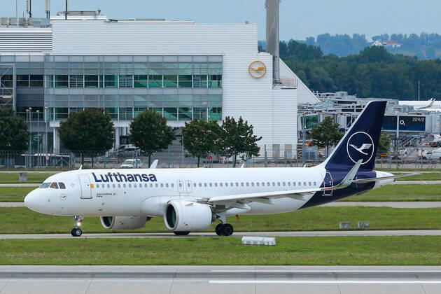 Ein Airbus A320-271N, A320neo der Fluglinie Lufthansa, Airline, Fluggesellschaft mit dem Kennzeichen, der Registrierung D-AINV rollt zum Start auf die Startbahn, auf einem Rollweg, Taxiway, beim Rollen, Rollverkehr am Flughafen, Airport München, Symbolfoto, Symbolbild Luftfahrt, Flugzeug, Urlaub, Geschäftsreise, Wirtschaft, Fliegerei, 29.08.2021, Erdinger Moos (Deutschland), Wirtschaft, Reisen, Flugzeuge am Flughafen München