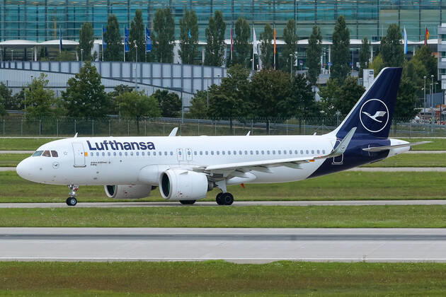 Ein Airbus A320-271N, A320neo der Fluglinie Lufthansa, Airline, Fluggesellschaft mit dem Kennzeichen, der Registrierung D-AINV rollt zum Start auf die Startbahn, auf einem Rollweg, Taxiway, beim Rollen, Rollverkehr am Flughafen, Airport München, Symbolfoto, Symbolbild Luftfahrt, Flugzeug, Urlaub, Geschäftsreise, Wirtschaft, Fliegerei, 29.08.2021, Erdinger Moos (Deutschland), Wirtschaft, Reisen, Flugzeuge am Flughafen München