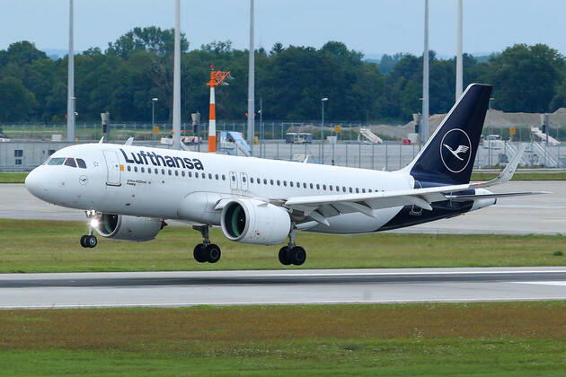 Ein Airbus A320-271N, A320neo der Fluglinie Lufthansa, Airline, Fluggesellschaft mit dem Kennzeichen, der Registrierung D-AINM bei der Landung auf der Startbahn, Landebahn am Flughafen, Airport München, Symbolfoto, Symbolbild Luftfahrt, Flugzeug, Urlaub, Geschäftsreise, Wirtschaft, Fliegerei, 29.08.2021, Erdinger Moos (Deutschland), Wirtschaft, Reisen, Flugzeuge am Flughafen München