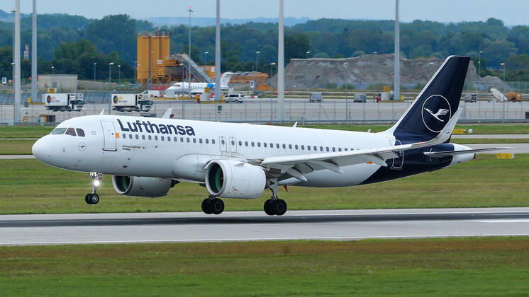 Ein Airbus A320-271N, A320neo der Fluglinie Lufthansa, Airline, Fluggesellschaft mit dem Kennzeichen, der Registrierung D-AINM bei der Landung auf der Startbahn, Landebahn am Flughafen, Airport München, Symbolfoto, Symbolbild Luftfahrt, Flugzeug, Urlaub, Geschäftsreise, Wirtschaft, Fliegerei, 29.08.2021, Erdinger Moos (Deutschland), Wirtschaft, Reisen, Flugzeuge am Flughafen München