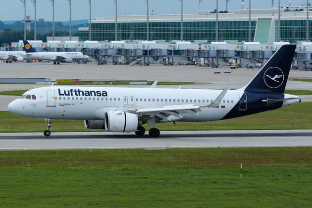 Ein Airbus A320-271N, A320neo der Fluglinie Lufthansa, Airline, Fluggesellschaft mit dem Kennzeichen, der Registrierung D-AINM bei der Landung auf der Startbahn, Landebahn am Flughafen, Airport München, Symbolfoto, Symbolbild Luftfahrt, Flugzeug, Urlaub, Geschäftsreise, Wirtschaft, Fliegerei, 29.08.2021, Erdinger Moos (Deutschland), Wirtschaft, Reisen, Flugzeuge am Flughafen München