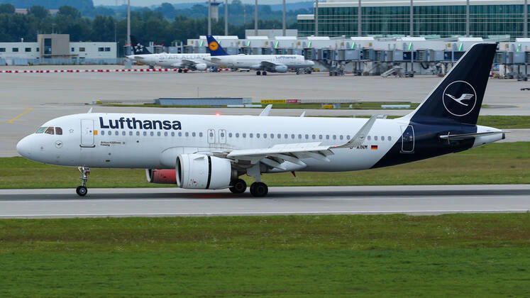 Ein Airbus A320-271N, A320neo der Fluglinie Lufthansa, Airline, Fluggesellschaft mit dem Kennzeichen, der Registrierung D-AINM bei der Landung auf der Startbahn, Landebahn am Flughafen, Airport München, Symbolfoto, Symbolbild Luftfahrt, Flugzeug, Urlaub, Geschäftsreise, Wirtschaft, Fliegerei, 29.08.2021, Erdinger Moos (Deutschland), Wirtschaft, Reisen, Flugzeuge am Flughafen München