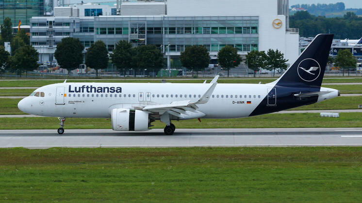 Ein Airbus A320-271N, A320neo der Fluglinie Lufthansa, Airline, Fluggesellschaft mit dem Kennzeichen, der Registrierung D-AINM bei der Landung auf der Startbahn, Landebahn am Flughafen, Airport München, Symbolfoto, Symbolbild Luftfahrt, Flugzeug, Urlaub, Geschäftsreise, Wirtschaft, Fliegerei, 29.08.2021, Erdinger Moos (Deutschland), Wirtschaft, Reisen, Flugzeuge am Flughafen München
