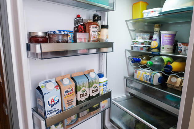 Düsseldorf 02.09.2021 prall gefüllter Kühlschrank offen offener offenen ( Eisschrank ) Lebensmittel Milch Getränke Käse Marmelade Minus L Milch laktosefrei Laktoseintoleranz Essen Margarine Joghurt Lebenshaltungskosten Energie Strom Stromkosten Energie-Effizienz Energieeffizienz Energieeinsparverordnung Energieverbrauch Nebenkosten Mietnebenkosten Flügeltür Flügeltüre frisch haltbar Lagerung Haltbarkeitsdatum Temperatur weisse Ware Vorrat Hamsterkauf Hamsterkäufe Supermarkt Discounter Stromverbrauch Klimakiller Klima Umweltschutz Warenkorb Preissteigerung Preiserhöhung Preisindize Hartz IV Satz Preisstatistik Lebenshaltungskosten Arbeitslosengeld Grundsicherung Sozialleistungen Existenzminimum Regelsatz Düsseldorf Nordrhein-We