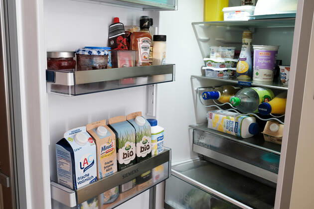 Düsseldorf 02.09.2021 prall gefüllter Kühlschrank offen offener offenen ( Eisschrank ) Lebensmittel Milch Getränke Käse Marmelade Minus L Milch laktosefrei Laktoseintoleranz Essen Margarine Joghurt Lebenshaltungskosten Energie Strom Stromkosten Energie-Effizienz Energieeffizienz Energieeinsparverordnung Energieverbrauch Nebenkosten Mietnebenkosten Flügeltür Flügeltüre frisch haltbar Lagerung Haltbarkeitsdatum Temperatur weisse Ware Vorrat Hamsterkauf Hamsterkäufe Supermarkt Discounter Stromverbrauch Klimakiller Klima Umweltschutz Warenkorb Preissteigerung Preiserhöhung Preisindize Hartz IV Satz Preisstatistik Lebenshaltungskosten Arbeitslosengeld Grundsicherung Sozialleistungen Existenzminimum Regelsatz Düsseldorf Nordrhein-We