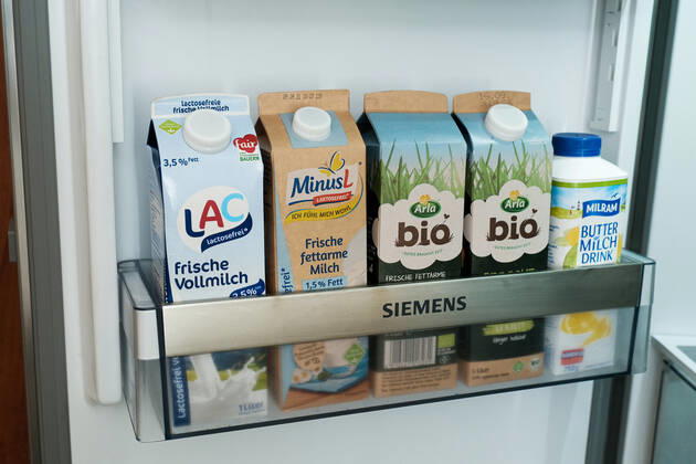 Düsseldorf 02.09.2021 prall gefüllter Kühlschrank offen offener offenen ( Eisschrank ) Lebensmittel Milch Getränke Käse Marmelade Minus L Milch laktosefrei Laktoseintoleranz Essen Margarine Joghurt Lebenshaltungskosten Energie Strom Stromkosten Energie-Effizienz Energieeffizienz Energieeinsparverordnung Energieverbrauch Nebenkosten Mietnebenkosten Flügeltür Flügeltüre frisch haltbar Lagerung Haltbarkeitsdatum Temperatur weisse Ware Vorrat Hamsterkauf Hamsterkäufe Supermarkt Discounter Stromverbrauch Klimakiller Klima Umweltschutz Warenkorb Preissteigerung Preiserhöhung Preisindize Hartz IV Satz Preisstatistik Lebenshaltungskosten Arbeitslosengeld Grundsicherung Sozialleistungen Existenzminimum Regelsatz Düsseldorf Nordrhein-We