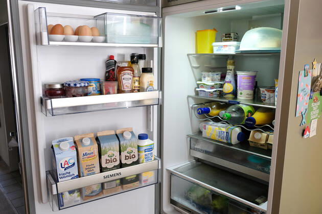 Düsseldorf 02.09.2021 prall gefüllter Kühlschrank offen offener offenen ( Eisschrank ) Lebensmittel Milch Getränke Käse Marmelade Minus L Milch laktosefrei Laktoseintoleranz Essen Margarine Joghurt Lebenshaltungskosten Energie Strom Stromkosten Energie-Effizienz Energieeffizienz Energieeinsparverordnung Energieverbrauch Nebenkosten Mietnebenkosten Flügeltür Flügeltüre frisch haltbar Lagerung Haltbarkeitsdatum Temperatur weisse Ware Vorrat Hamsterkauf Hamsterkäufe Supermarkt Discounter Stromverbrauch Klimakiller Klima Umweltschutz Warenkorb Preissteigerung Preiserhöhung Preisindize Hartz IV Satz Preisstatistik Lebenshaltungskosten Arbeitslosengeld Grundsicherung Sozialleistungen Existenzminimum Regelsatz Düsseldorf Nordrhein-We