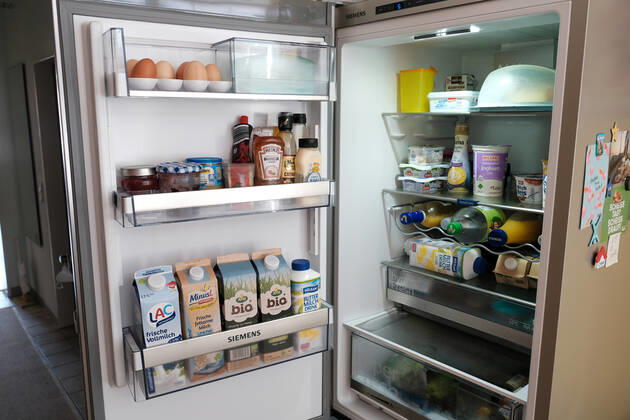 Düsseldorf 02.09.2021 prall gefüllter Kühlschrank offen offener offenen ( Eisschrank ) Lebensmittel Milch Getränke Käse Marmelade Minus L Milch laktosefrei Laktoseintoleranz Essen Margarine Joghurt Lebenshaltungskosten Energie Strom Stromkosten Energie-Effizienz Energieeffizienz Energieeinsparverordnung Energieverbrauch Nebenkosten Mietnebenkosten Flügeltür Flügeltüre frisch haltbar Lagerung Haltbarkeitsdatum Temperatur weisse Ware Vorrat Hamsterkauf Hamsterkäufe Supermarkt Discounter Stromverbrauch Klimakiller Klima Umweltschutz Warenkorb Preissteigerung Preiserhöhung Preisindize Hartz IV Satz Preisstatistik Lebenshaltungskosten Arbeitslosengeld Grundsicherung Sozialleistungen Existenzminimum Regelsatz Düsseldorf Nordrhein-We
