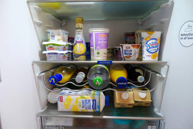 Düsseldorf 02.09.2021 prall gefüllter Kühlschrank offen offener offenen ( Eisschrank ) Lebensmittel Milch Getränke Käse Marmelade Minus L Milch laktosefrei Laktoseintoleranz Essen Margarine Joghurt Lebenshaltungskosten Energie Strom Stromkosten Energie-Effizienz Energieeffizienz Energieeinsparverordnung Energieverbrauch Nebenkosten Mietnebenkosten Flügeltür Flügeltüre frisch haltbar Lagerung Haltbarkeitsdatum Temperatur weisse Ware Vorrat Hamsterkauf Hamsterkäufe Supermarkt Discounter Stromverbrauch Klimakiller Klima Umweltschutz Warenkorb Preissteigerung Preiserhöhung Preisindize Hartz IV Satz Preisstatistik Lebenshaltungskosten Arbeitslosengeld Grundsicherung Sozialleistungen Existenzminimum Regelsatz Düsseldorf Nordrhein-We