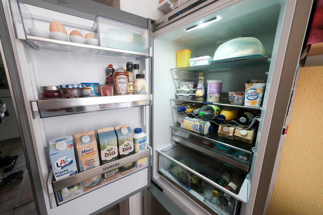 Düsseldorf 02.09.2021 prall gefüllter Kühlschrank offen offener offenen ( Eisschrank ) Lebensmittel Milch Getränke Käse Marmelade Minus L Milch laktosefrei Laktoseintoleranz Essen Margarine Joghurt Lebenshaltungskosten Energie Strom Stromkosten Energie-Effizienz Energieeffizienz Energieeinsparverordnung Energieverbrauch Nebenkosten Mietnebenkosten Flügeltür Flügeltüre frisch haltbar Lagerung Haltbarkeitsdatum Temperatur weisse Ware Vorrat Hamsterkauf Hamsterkäufe Supermarkt Discounter Stromverbrauch Klimakiller Klima Umweltschutz Warenkorb Preissteigerung Preiserhöhung Preisindize Hartz IV Satz Preisstatistik Lebenshaltungskosten Arbeitslosengeld Grundsicherung Sozialleistungen Existenzminimum Regelsatz Düsseldorf Nordrhein-We