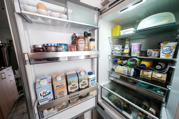 Düsseldorf 02.09.2021 prall gefüllter Kühlschrank offen offener offenen ( Eisschrank ) Lebensmittel Milch Getränke Käse Marmelade Minus L Milch laktosefrei Laktoseintoleranz Essen Margarine Joghurt Lebenshaltungskosten Energie Strom Stromkosten Energie-Effizienz Energieeffizienz Energieeinsparverordnung Energieverbrauch Nebenkosten Mietnebenkosten Flügeltür Flügeltüre frisch haltbar Lagerung Haltbarkeitsdatum Temperatur weisse Ware Vorrat Hamsterkauf Hamsterkäufe Supermarkt Discounter Stromverbrauch Klimakiller Klima Umweltschutz Warenkorb Preissteigerung Preiserhöhung Preisindize Hartz IV Satz Preisstatistik Lebenshaltungskosten Arbeitslosengeld Grundsicherung Sozialleistungen Existenzminimum Regelsatz Düsseldorf Nordrhein-We
