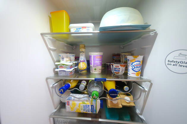 Düsseldorf 02.09.2021 prall gefüllter Kühlschrank offen offener offenen ( Eisschrank ) Lebensmittel Milch Getränke Käse Marmelade Minus L Milch laktosefrei Laktoseintoleranz Essen Margarine Joghurt Lebenshaltungskosten Energie Strom Stromkosten Energie-Effizienz Energieeffizienz Energieeinsparverordnung Energieverbrauch Nebenkosten Mietnebenkosten Flügeltür Flügeltüre frisch haltbar Lagerung Haltbarkeitsdatum Temperatur weisse Ware Vorrat Hamsterkauf Hamsterkäufe Supermarkt Discounter Stromverbrauch Klimakiller Klima Umweltschutz Warenkorb Preissteigerung Preiserhöhung Preisindize Hartz IV Satz Preisstatistik Lebenshaltungskosten Arbeitslosengeld Grundsicherung Sozialleistungen Existenzminimum Regelsatz Düsseldorf Nordrhein-We