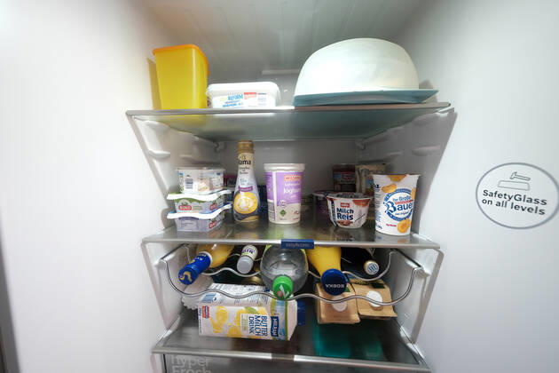 Düsseldorf 02.09.2021 prall gefüllter Kühlschrank offen offener offenen ( Eisschrank ) Lebensmittel Milch Getränke Käse Marmelade Minus L Milch laktosefrei Laktoseintoleranz Essen Margarine Joghurt Lebenshaltungskosten Energie Strom Stromkosten Energie-Effizienz Energieeffizienz Energieeinsparverordnung Energieverbrauch Nebenkosten Mietnebenkosten Flügeltür Flügeltüre frisch haltbar Lagerung Haltbarkeitsdatum Temperatur weisse Ware Vorrat Hamsterkauf Hamsterkäufe Supermarkt Discounter Stromverbrauch Klimakiller Klima Umweltschutz Warenkorb Preissteigerung Preiserhöhung Preisindize Hartz IV Satz Preisstatistik Lebenshaltungskosten Arbeitslosengeld Grundsicherung Sozialleistungen Existenzminimum Regelsatz Düsseldorf Nordrhein-We