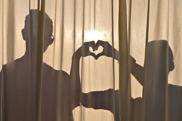 Liebe. Ein junges Paar zeigt seine Verbundenheit. Symbolfoto Jesolo Venetien Italien Copyright: xRolfxPossx