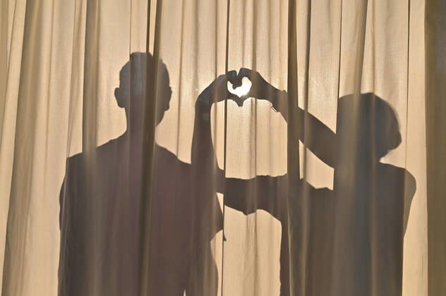 Liebe. Ein junges Paar zeigt seine Verbundenheit. Symbolfoto Jesolo Venetien Italien Copyright: xRolfxPossx