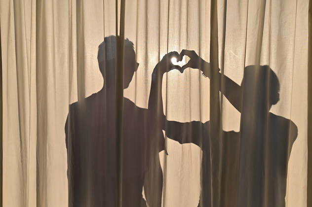 Liebe. Ein junges Paar zeigt seine Verbundenheit. Symbolfoto Jesolo Venetien Italien Copyright: xRolfxPossx