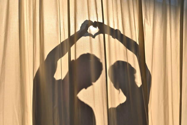 Liebe. Ein junges Paar zeigt seine Verbundenheit. Symbolfoto Jesolo Venetien Italien Copyright: xRolfxPossx