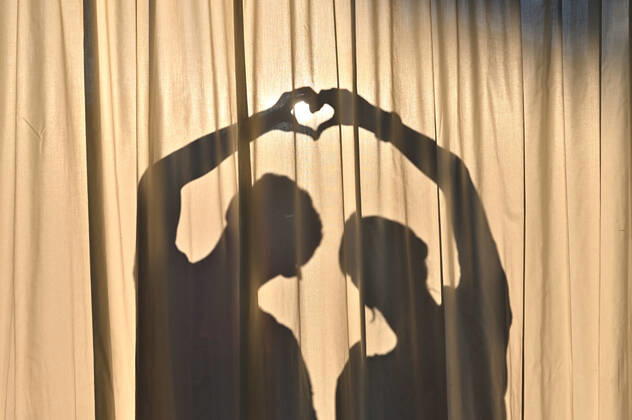 Liebe. Ein junges Paar zeigt seine Verbundenheit. Symbolfoto Jesolo Venetien Italien Copyright: xRolfxPossx