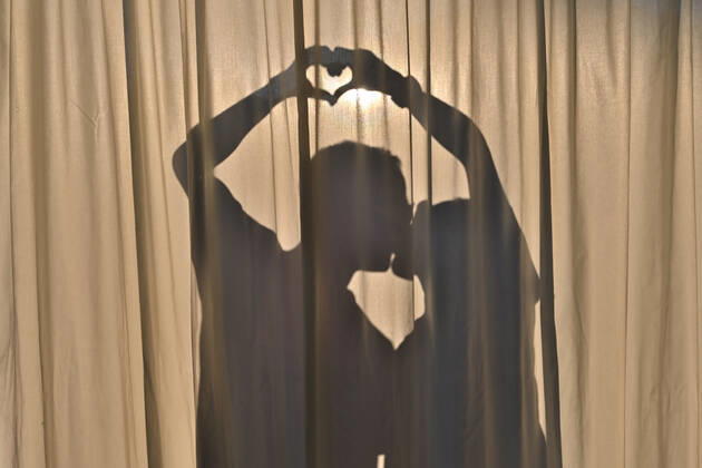 Liebe. Ein junges Paar zeigt seine Verbundenheit. Symbolfoto Jesolo Venetien Italien Copyright: xRolfxPossx