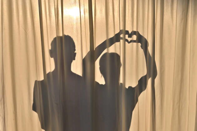 Liebe. Ein junges Paar zeigt seine Verbundenheit. Symbolfoto Jesolo Venetien Italien Copyright: xRolfxPossx