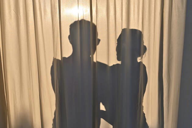 Liebe. Ein junges Paar zeigt seine Verbundenheit. Symbolfoto Jesolo Venetien Italien Copyright: xRolfxPossx