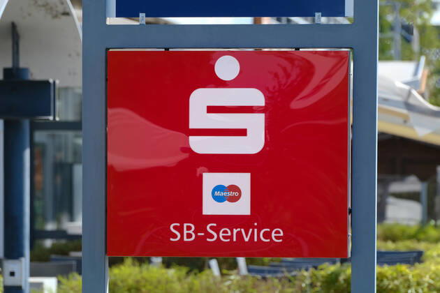 Düsseldorf 08.09.2021 Stadtsparkasse Sparkasse SB-Filiale Kontoauszugsdrucker Bankterminal Bargeldautomat Maestro-Karte Girocard Debitcard Kreditkarte Mastercard Visa NFC Smartphone Düsseldorf Nordrhein-Westfalen Deutschland